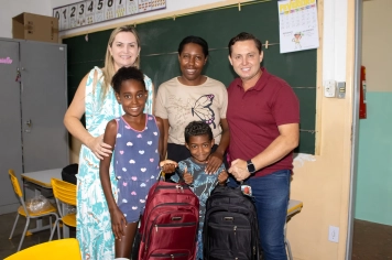 Foto - Entrega Kit Escolar Santa Terezinha